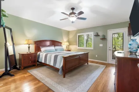 Lakefront, Dock, Remodeled, Views, Screen Porch, Kayaks!