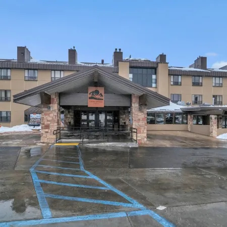 Cozy Private King Suite with Unbeatable Amenities and View in Cedar Breaks Lodge