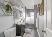 Bright & Spacious Apartment with Amazing Shower Hotels in 