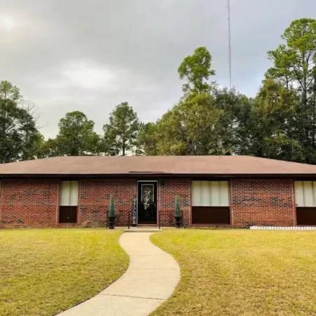 Family-sized house with plenty of space with game room & covered patio