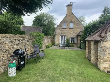 Quiet Cowfair Cottage In Central Cotswolds With Lovely Garden
