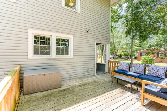 Updated historic 3b1.5b house minutes from old downtown w/ deck & work space