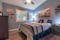 Beautiful Home with Private Pool and Tiki Bar. Close to Everything!!!