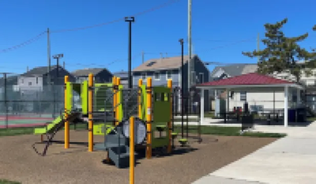 Fun shore bungalow that is walkable to the beach!