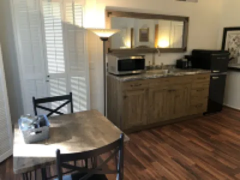 Serene, ideally-located studio near El Paseo and Concert grounds