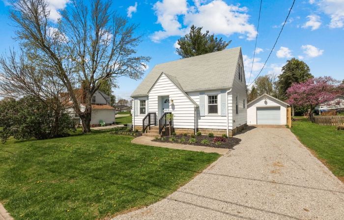 Cottage on Park - Close to Lake!