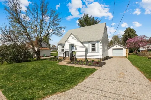 Cottage on Park - Close to Lake!