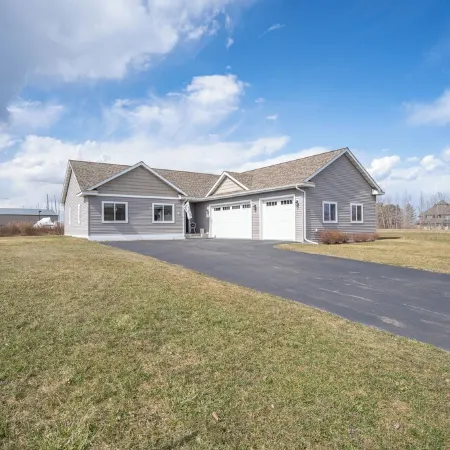 ISLAND OASIS - Immaculate & Newer 3BR/3BA home + GAME ROOM. Ice Fishing/Skiing++