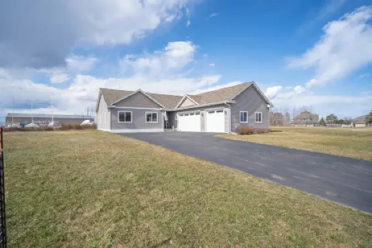 ISLAND OASIS - Immaculate & Newer 3BR/3BA home + GAME ROOM. Ice Fishing/Skiing++