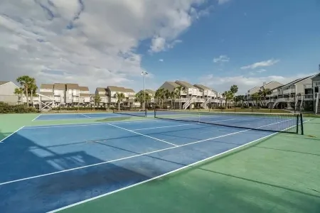 Comfy family friendly house, short stroll to the beach!