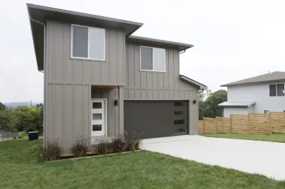Designer Home 5 beds 4BR Jetted Tub 10 mins Chattanooga DT Perfect for families!