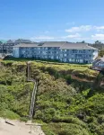 Oceanfront Studio with King Bed, Hot Tub & AC Hotels in der Nähe von Burrows House
