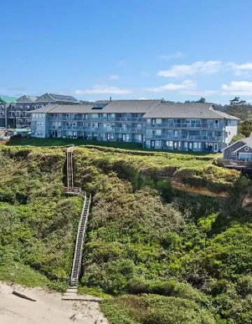 Oceanfront Studio with King Bed, Hot Tub & AC