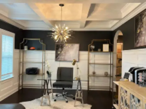 LUX House! HOT TUB! 4 min to campus. Golf lot