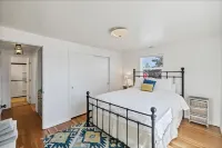 Steps from Mountain View Cafe! 2 bedroom attached  cabin w/fenced private yard!