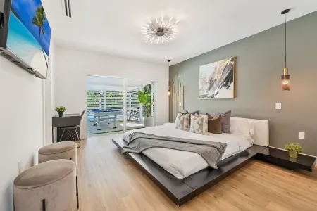 Tropical Miami Paradise / Pool Table/ Playground/ Arcade Machine/ Work Area/ BBQ