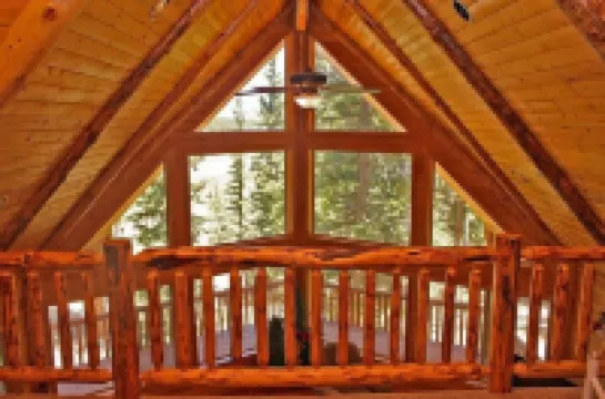 Luxury 3 Story Log Home in Duck Creek close To Zion, Bryce & Brian Head.