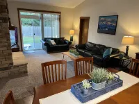 Updated duplex on quiet street close to dining, shopping, hospitals & mountains, Hotels in Lynden
