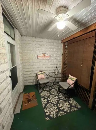 Once Upon a Time Cottage, home away from home. Dog friendly, close to downtown