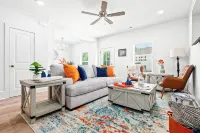 Charming 2-bedroom townhome with WiFi, minutes from Auburn University's campus