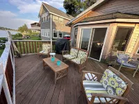 Direct Lakefront Cottage, Modern 2-bedrm Cottage in Point Breeze with WiFi & AC