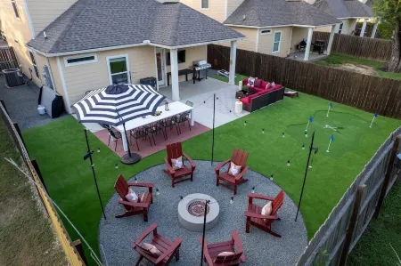 A&M Luxury Game Day House - 1 Mile to Kyle Field, Hot Tub, Fire Pit, Golf