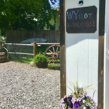 “WYNOT BUNKHOUSE”, Western class in a quaint backyard retreat