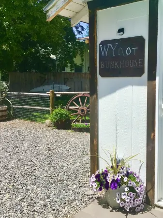 “WYNOT BUNKHOUSE”, Western class in a quaint backyard retreat