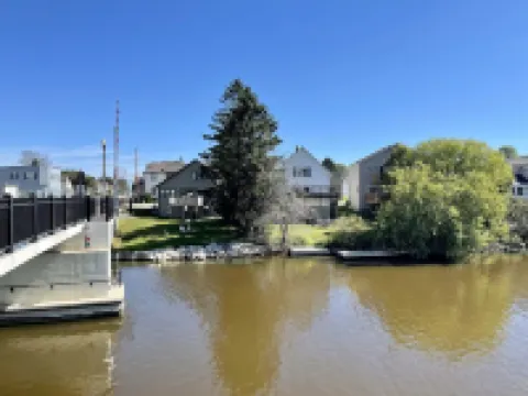 East River Retreat, WATERFRONT🛶+ Fire Pit🔥Pet friendly 🐾 Hotels in Two Rivers