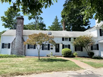 Heart of downtown, walk to harbor, Martha’s Vineyard ferry, bikeway and beach!