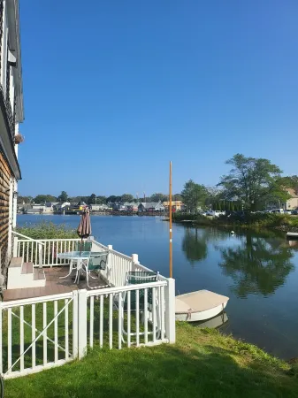 Cozy condo with harbor views. Walk to Dock Square and Beach. Отели в г. Кеннебанк