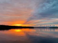 Nelson Lake Retreat: beautiful views of the lake both inside and out. Hotel a Lenroot