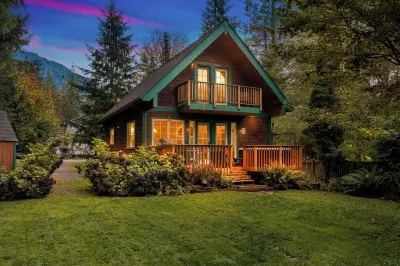 Idlyllic riverfront 2-bed cabin with hot-tub close to Stevens Pass and hiking Hotels near Eagle Falls