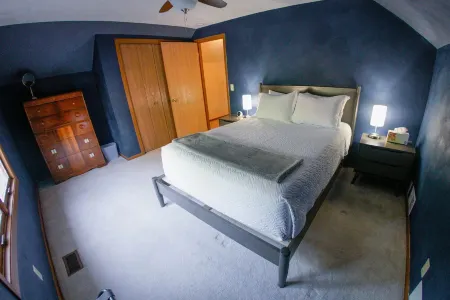 Steps to Downtown Iowa City, Cozy and Colorful!