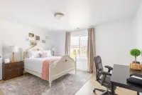 Thanksgiving Family Getaway, Modern Townhome, Hm Theater, Fireplace & Mtn Views Hotels in 