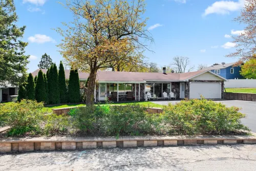 Hot tub open all year! Private heated pool, sleeps 10 near downtown New Buffalo! Hotels in New Buffalo