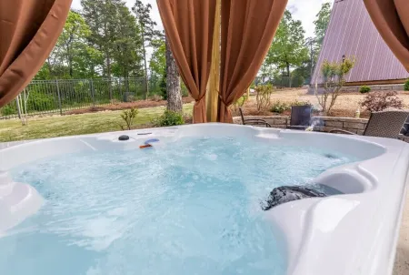 Eagles Rest Cabin w/Hot Tub - Sleeps 6