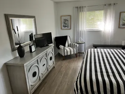 PET friendly, Newly remodeled cozy home close to beaches and historic downtown. Hotel in zona Caspersen Beach