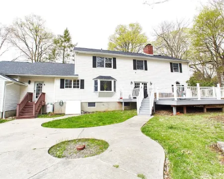 Private Retreat w/Pool, Hot Tub & Fire Pit, Perfect for Groups! Hotels in Warwick