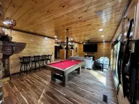 Lux Cabin-Indoor\Outdoor Living, large decks, hot tub, BBQ & Firepit, Game Room