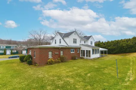 Golf House by Mt Greylock - Walkable Adventures! Отели в г. Адамс