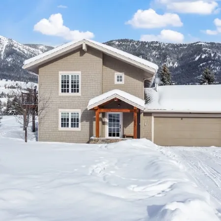 Amazing Historic Montana House. Hot Tub, Large Deck, On Golf Course A++ Location