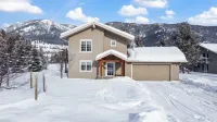 Amazing Historic Montana House. Hot Tub, Large Deck, On Golf Course A++ Location
