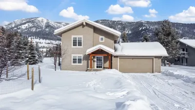 Amazing Historic Montana House. Hot Tub, Large Deck, On Golf Course A++ Location