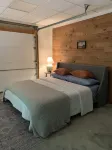 Cozy lakeside cottage- fire pit/lake access