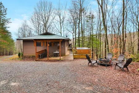 Dog friendly with a great view and fire pit! Hot tub!2 bed cabin