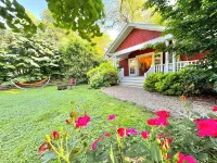 Incredible fenced in dog friendly cottage in downtown Brevard with hot tub! Hotels in Brevard