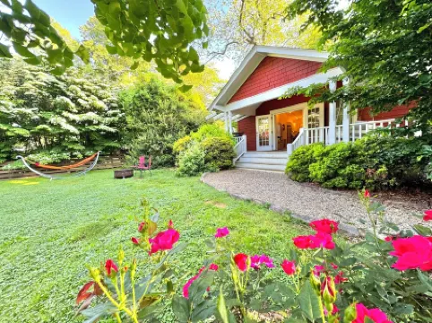 Incredible fenced in dog friendly cottage in downtown Brevard with hot tub!