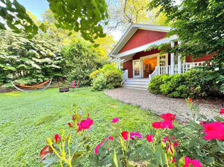 Incredible fenced in dog friendly cottage in downtown Brevard with hot tub! Отели в г. Бревард