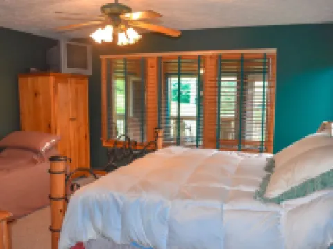 6 Bdrm 5 Bath Sleeps 14 Ski in and Ski out Slopeside! Hotels in Beech Mountain